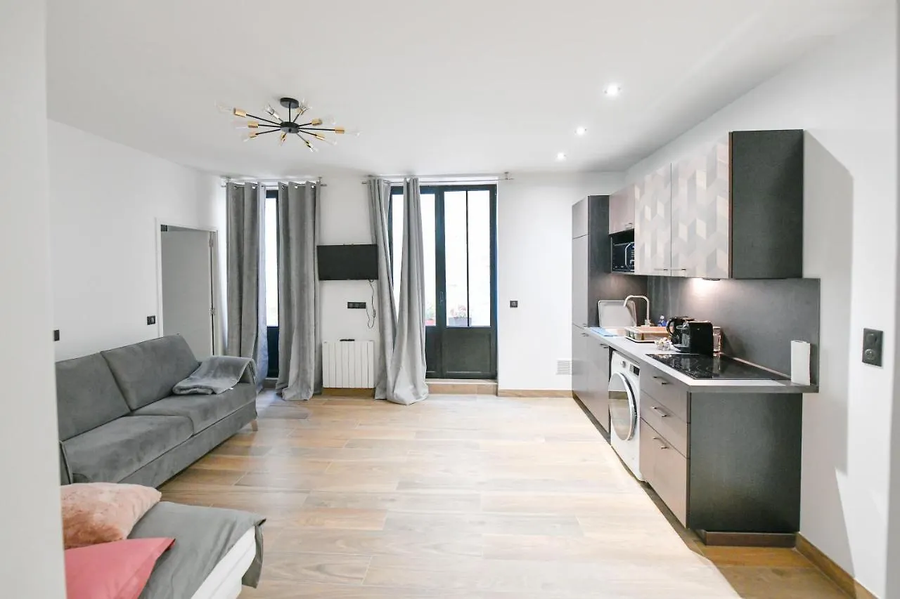 アパート Parking Gratuit - Montmartre Charme & Patio Prive - Sacre-Coeur Metro Anvers パリ