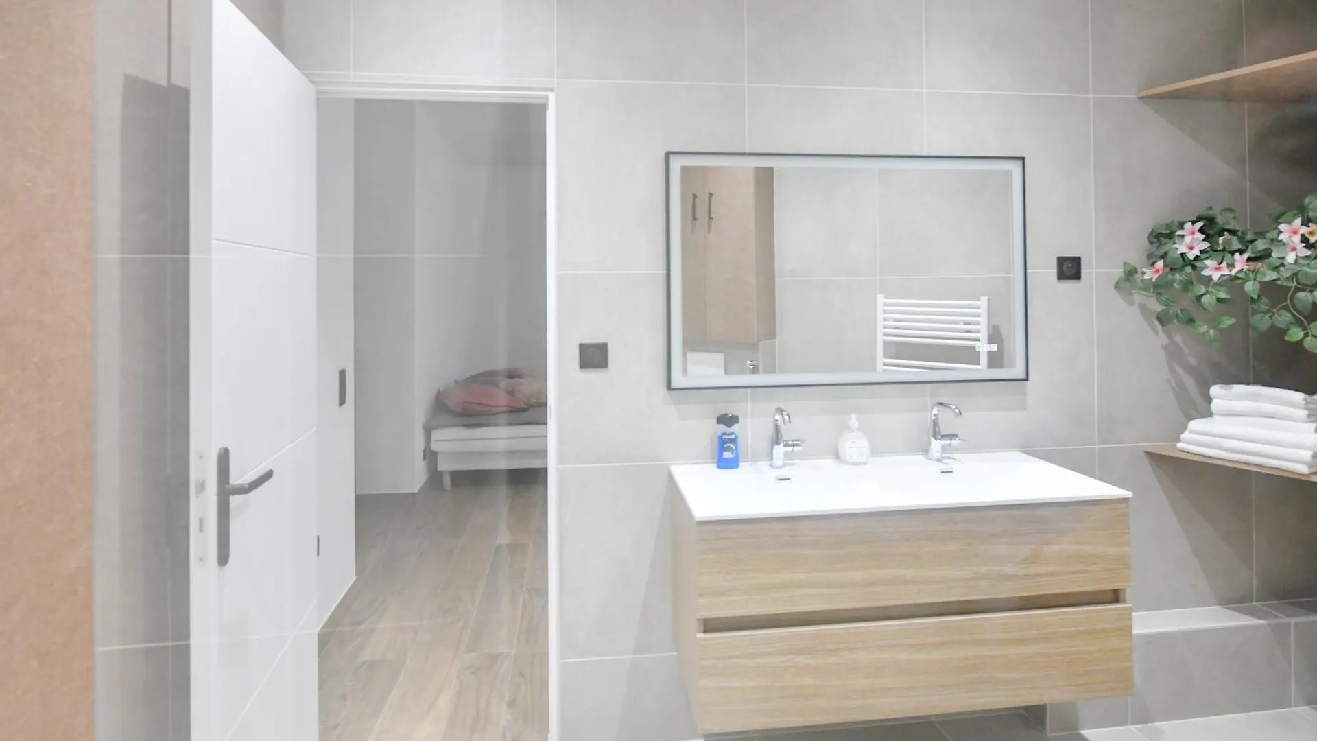 Appartement Parking Gratuit - Montmartre Charme & Patio Prive - Sacre-Coeur Metro Anvers Parijs Frankrijk