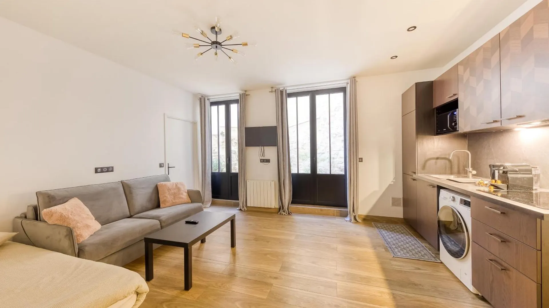 Parking Gratuit - Montmartre Charme & Patio Prive - Sacre-Coeur Metro Anvers Parijs Appartement