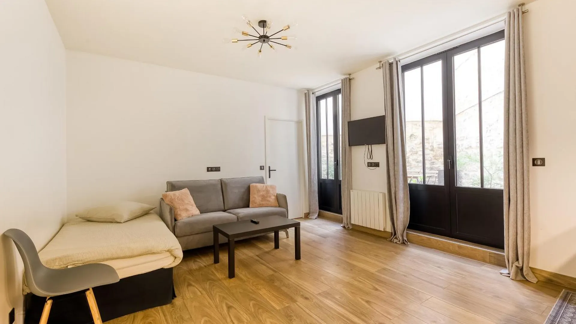 Appartement Parking Gratuit - Montmartre Charme & Patio Prive - Sacre-Coeur Metro Anvers Parijs